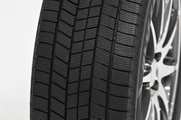 「ブリザックWZ-1」のトレッドパターン。従来の「接地面内への水の浸入を抑制する」から「接地面の水を吸い上げる”貯水”」へと着眼点を変え、除水効果を進化させた「L字タンクサイプ」を採用する。