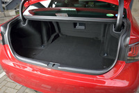 トランクルームの容量は556リッター。長尺物を積むためのトランクスルー機構が備わる。トランクリッドの電動開閉機構は、5万4000円のオプション。