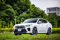 2023年10月25日、ジャパンモビリティショー2023の会場で世界初公開されたBMWの電動クーペSUV「iX2」。2代目に進化した「X2」のBEV版で、「UKL2」をベースに電動化のモディファイが加えられた「FAAR」プラットフォームを採用している。