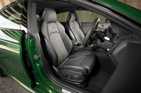 座面や背もたれに施されたヘキサゴンパターンが特徴的なRS専用スポーツシート。表皮にはファインナッパレザーが用いられている。