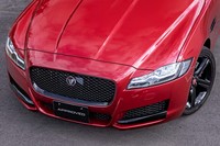 「ジャガー・ランドローバー・アプルーブド足立」の販売車両である2018年式の「ジャガーXFスポーツブレイク プレステージ」には、スポーティーなエクステリアをもたらすブラックパック(13万円)が装備されていた。