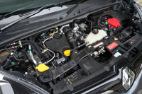 最高出力116PS、最大トルク260N・mを発生する「K9K」型1.5リッターディーゼルターボエンジン。尿素SCRとディーゼルパティキュレートフィルターにより、排ガスの浄化を図っている。