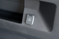 上級グレード「RS」では、荷室に12Vのアクセサリーソケットも装備される。