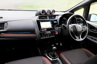 ダッシュボードの中央にマウントする3連メーター(水温、油音、油圧)は14万0400円のオプション。計器盤の照明はブルーかレッドに切り替えられる。