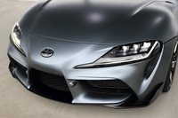 一昔前のF1に見られた、ハイマウントノーズをほうふつとさせる新型「スープラ」のフロントまわり。(写真=荒川正幸)