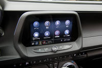 今回のマイナーチェンジでは、インフォテインメントシステムもモニターの解像度が高い新世代のものに変更。スクリーンレイアウトも、よりクリーンなものに改められた。