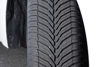 「クロスクライメート3」のトレッドパターン。排水性と排雪性向上を狙い、従来の「Vシェイプトレッドパターン」にセンターグルーブを追加したデザインに進化している。