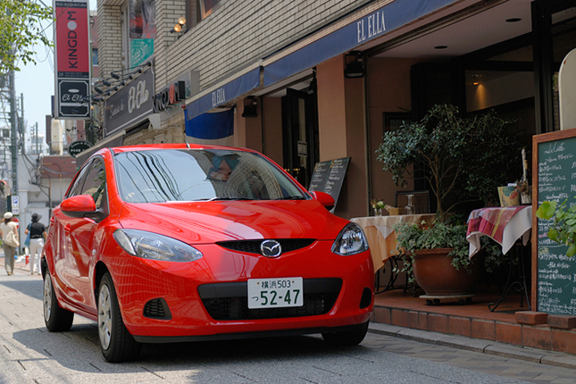 【スペック】13C-V:全長×全幅×全高=3885×1695×1475mm/ホイールベース=2490mm/車重=990kg/駆動方式=FF/1.3リッター直4DOHC16バルブ(90ps/6000rpm、12.2kgm/4000rpm)/価格=131万円(テスト車=148万6400円/オートライトシステム+レインセンサーワイパー+撥水ガラス+本革巻ステアリングホイール+タコメーター+6スピーカー+キーレスエントリー+カーテン&フロントサイドエアバッグ)