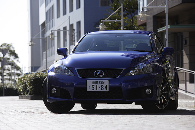 【スペック】全長×全幅×全高=4660×1815×1415mm/ホイールベース=2730mm/車重=1690kg/駆動方式=FR/5リッターV8DOHC32バルブ(423ps/6600rpm、51.5kgm/5200rpm)価格=766万円(テスト車=838万5550円)