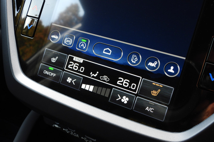 スバル・フォレスター スポーツEX(エアコンのタッチ式コントローラー)