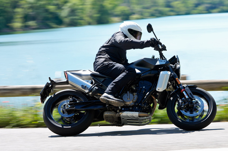 エンジンの回転はスムーズで、気負いなくスロットルを開けることが可能。しかも十二分にパワフル、トルクフルで、扱いやすさと力強さを併せ持ったエンジンといえる。