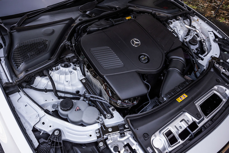 「E200」には最高出力204PS、最大トルク320N・mの2リッター直4ガソリンターボを搭載。マイルドハイブリッドシステムのモーターは最高出力23PS、最大トルク205N・mで、エンジンと9段ATとの間にレイアウトされる。