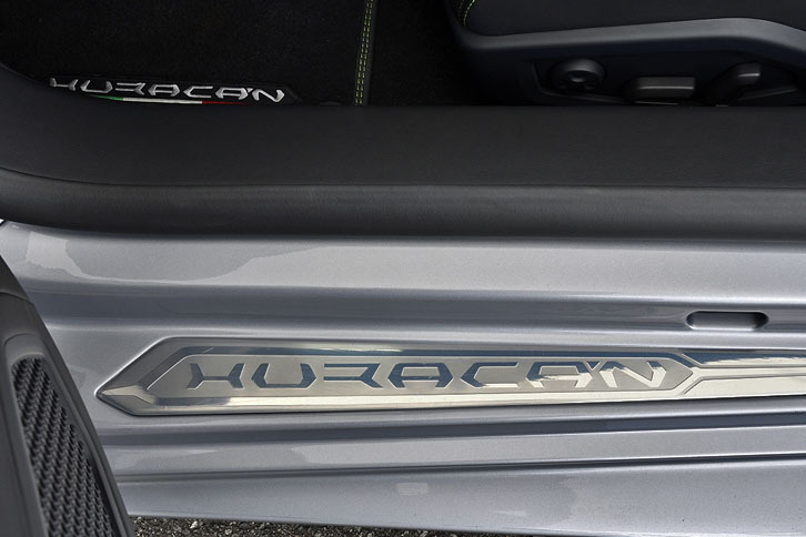 サイドシルには車名入りのプレートが貼られる。