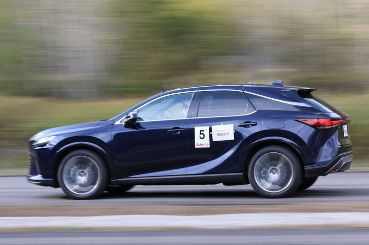 次世代セミアクティブサスペンションの開発車両。ADAS用カメラで前方の路面状態を読み取り、それに合わせてダンパーの減衰力を最適化する。