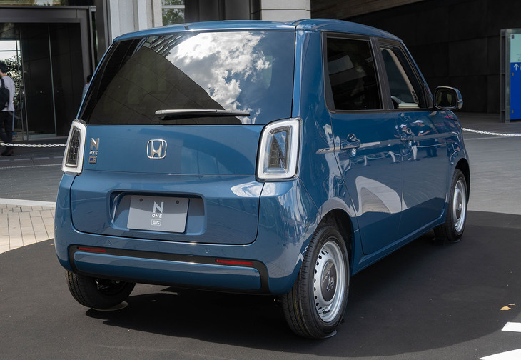 テールゲートは「N-ONE e:」専用に設計。ガラスも含めて全体に曲面を描く形状としている。