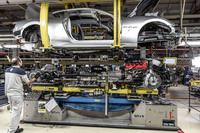 モデナ工場での「グラントゥーリズモ ゼダ」の製造風景。同車両の生産完了に合わせ、工場は高性能スーパースポーツカー製造のため、全面改修に入るという。