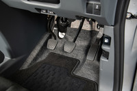 6段MT車のペダルレイアウトはご覧の通り。アクセルペダルは吊り下げ式となるが、ステーの形状を工夫することで、奥へと踏み込むのではなく、上から下へと踏み下ろせるようになっている。