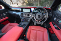 エクステリアと同様、インテリアも金属装飾の光沢を抑えるなどして、標準車とは異なるイメージに。各部のカラーは細かく指定が可能で、試乗車は「ブラック」と「フェニックスレッド」のツートンでコーディネートされていた。