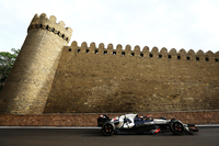 決してポテンシャルは高くない今季のアルファタウリをドライブしながら、角田裕毅(写真)が奮闘を見せ、レースでは2戦連続となる10位入賞を果たした。金曜日と土曜日で明暗が分かれ、金曜日の予選では力強い走りでQ3まで進出し、今季最高の8位を獲得。しかし翌日の「スプリント・シュートアウト」では赤旗中断によりアタックを終えられず18位。スプリントでは16番手スタートから僚友ニック・デ・ブリースのやや強引な追い抜きでフロントウイングを壊し、ウォールに当たってリタイアとなってしまった。気を取り直して臨んだ日曜日のレースでは、スタートで10位に落ちるも、そこから後退することなく着実な走りでゴールまで駆け抜けた。デ・ブリースはウォールにヒットしリタイアしており、角田のチームリーダーとしてのポジションはレースごとに確たるものとなっている。なおアゼルバイジャンGPを前に、アルファタウリのチーム代表フランツ・トストが今季限りで同職を離れることが発表された。フェラーリでレーシングディレクターを務めてきたローレン・メキースが新しいボスとして迎えられることになっている。(Photo=Getty Images / Red Bull Content Pool)