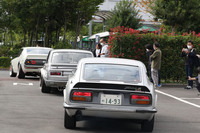 イベント終了後、再会を約して退出する参加車両。