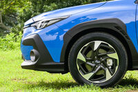 「クロストレック」に限らず、フロントに水平対向エンジンを縦置きで搭載するスバル車は、オーバーハングが長くなりがち。イカツいクラッディングや樹脂装飾は、それを緩和する役割を果たしているのだ。