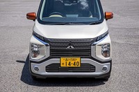 三菱各車に用いられるフロントデザインコンセプト「ダイナミックシールド」を採用する「eKクロス」。押し出し感満点の派手なフロントマスクが目を引く。
