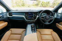 「T8」のインテリア。流木をモチーフとしたリアルウッドや質感の高いメタル素材をあしらうなど、北欧のクラフトマンシップが随所に見てとれる。