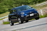 運転支援システムについては、衝突被害軽減ブレーキ付きの前面衝突警報や車線逸脱警報などを搭載。「500Xクロス」には、簡易なものだがアダプティブクルーズコントロールも装備される。