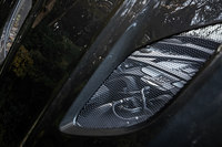 アストンマーティンの市販車史上最強となる5.2リッターV12ツインターボエンジン。燃費は、EU複合サイクルで約8.1km/リッターと公表されている。