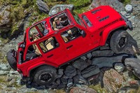 本文で触れた、「脱着式ルーフを外してオフロードを行く」の図。2ドアモデルも同様にオープンエアモータリングが楽しめる。(写真=FCAジャパン)