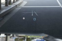 こちらがヘッドアップディスプレイで、うっすらと見える白い線がマップデータ。トリップ計や平均燃費などはメーターではなくこちらでしか確認できない。