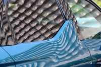 Bピラーにハッチバック車の「DS 3」と同じシャークフィン形状を採用することで、ブランドとしての連続性を表現。その部分も含めて、ウェザーストリップが外から見えない構造となっている。