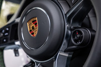 「GTS」モデルには、スポーツクロノパッケージが標準装備される。走行モード切り替えスイッチ兼スポーツレスポンス(車両の最高性能を20秒間引き出すことができるフルブーストモード)のスイッチがステアリングホイールに備わる。