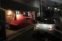 自宅ガレージのわが愛車「フェラーリ328」(左)と初代「NSX」(右)。初代NSXは、328をベンチマークにしており、このツーショットには感慨深いものがある。