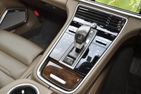 デュアルクラッチ式ATの「PDK」は、従来型から1段増えて8段となった。必要に応じてコースティングすることで燃費向上に寄与する。