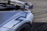SVは「Super Veloce(スーパーヴェローチェ)」を意味し、究極の高性能モデルであることを示す。「レヴエルトSV」のリアフェンダー上には、そのロゴが誇らしげに添えられている。
