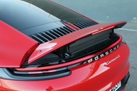 リアスポイラーが上がるとと、後方からハイマウントストップランプが見づらくなるため、スポイラー内側にもう1つハイマウントストップランプを装備する。