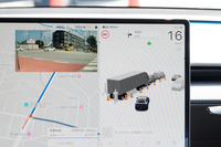 改良型の「モデルY」では、新設のフロントバンパーカメラを含む複数のカメラで自車周辺を監視。周辺環境や他の交通参加者を詳細なアイコンで表示するほか、必要に応じてカメラ映像も自動で表示する。
