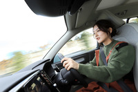 生田さんいわく、タクシーも12~3月にはスタッドレスタイヤを使用するのが通例とのこと。「会社には広いタイヤ置き場があるんですよ。普段は無駄なスペースと化しているんですけど、仕方ないんですよね」。