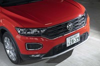 フロントマスクでは左右のヘッドランプをラジエーターグリルで結ぶことでワイド感を表現。メインランプの下にあるアイロンのような形の部分はデイタイムランニングライトだ。