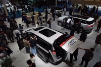 中国車にはミニバンも多い。「アルファード」を超えるほどのボディーサイズで、もちろんBEV版もある。