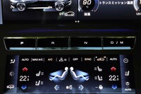 シフトセレクターのスイッチはセンタークラスターの中央、2枚のディスプレイの間に配置されている。