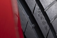 チェッカードフラッグパターンはトレッド面にも。シリーズのフラッグシップ「エクスタPS91」と同系統のタイヤであるという証しだ。