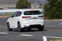 「CX-60 PHEV」は純エンジン車のようなドライブフィールが持ち味。モーターによる加速を誇示するようなことはなく、アクセルを踏めば踏んだぶんだけ進むニュートラルなしつけが特徴だ。