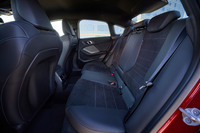 ルーフラインが後ろ下がりになっているほか、キャビンの両サイドが絞り込まれているため、基本コンポーネンツを共有する「1シリーズ」よりも後席空間はタイト。身長によってはヘッドルームが窮屈に感じるかもしれない。