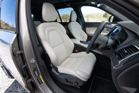 「R-DESIGN」には電動ランバーサポートを備えたスポーツシートが標準装備となる。テスト車のナッパレザーとパーフォレーテッドレザーのコンビ表皮はオプション。