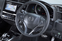 「ハイブリッドL Honda SENSING」のステアリングホイール。ホーンボタンの右側にはアダプティブクルーズコントロールの操作スイッチが備わる。