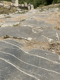 石の表面に、今も鮮明に残る轍(わだち)。