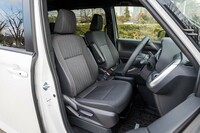 シート表皮は上位グレードが合皮×上級ファブリックで、試乗車の「S-G」では上級ファブリックのみで仕立てられる。中身のウレタンがギュッと詰まっており、長時間座っても疲れづらいシートだ。