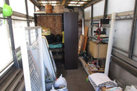 もう1台のコンテナは、物置として使われているが、リュウ氏の留守中に店番をする男が寝起きする場所としても使われていた。